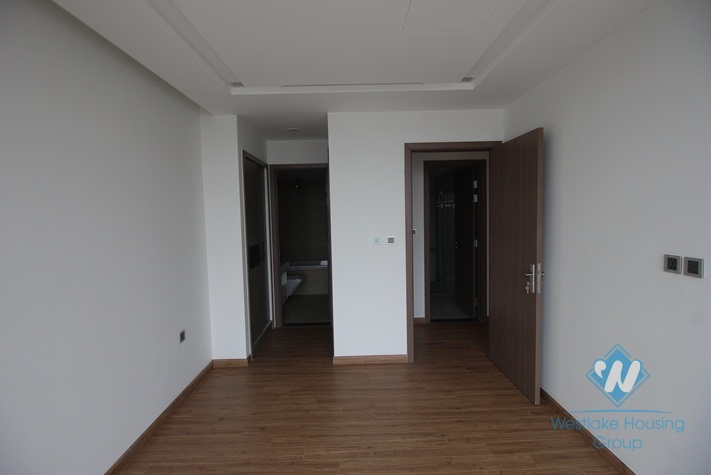 Waiting to be furnished four bedrooms apartment in Vinhome Metropolis, Ba Dinh district, Ha Noi